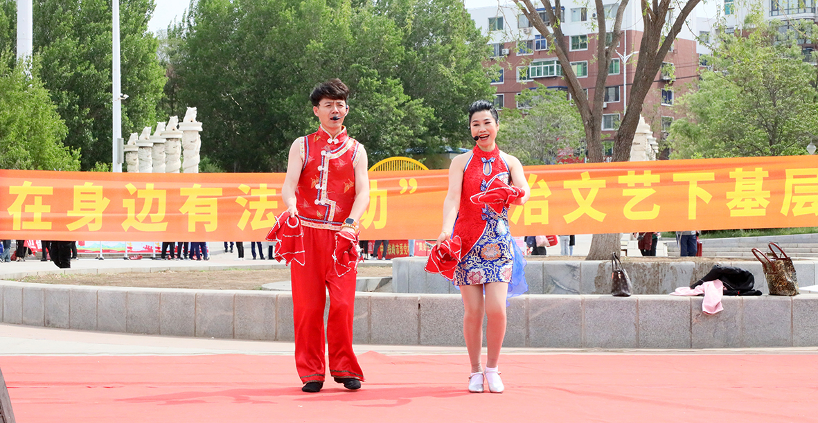開原市藝術(shù)團帶來法治文藝下基層演出活動2
