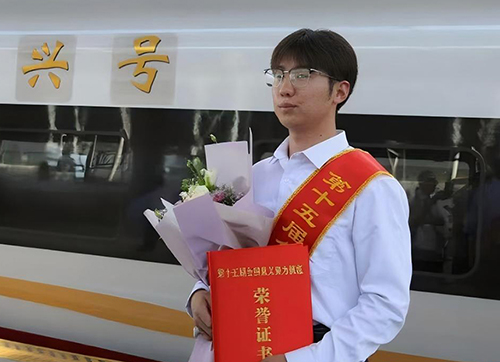 李天宇手中握緊了父親的榮譽