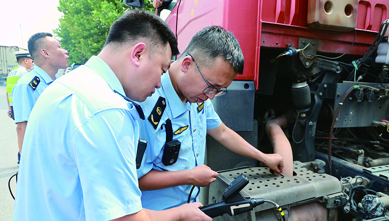 工作人在開展檢測工作