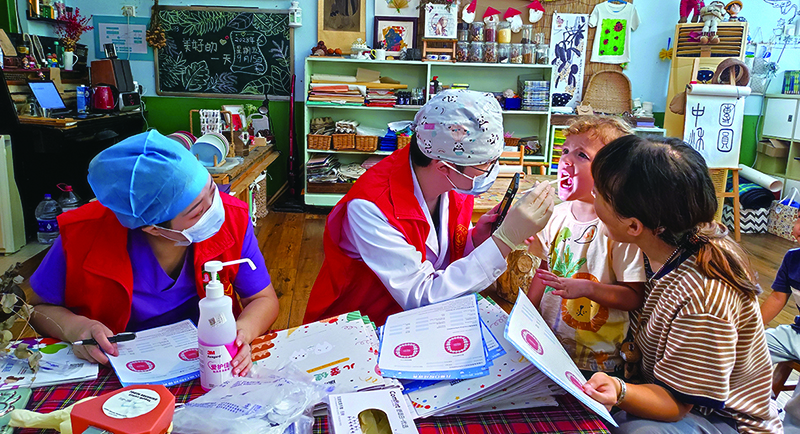 社區(qū)志愿者為社區(qū)居民提供志愿服務(wù)